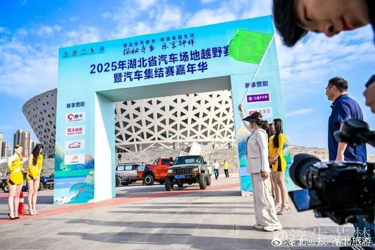 湖北钟祥上演汽车场地越野赛精彩对决